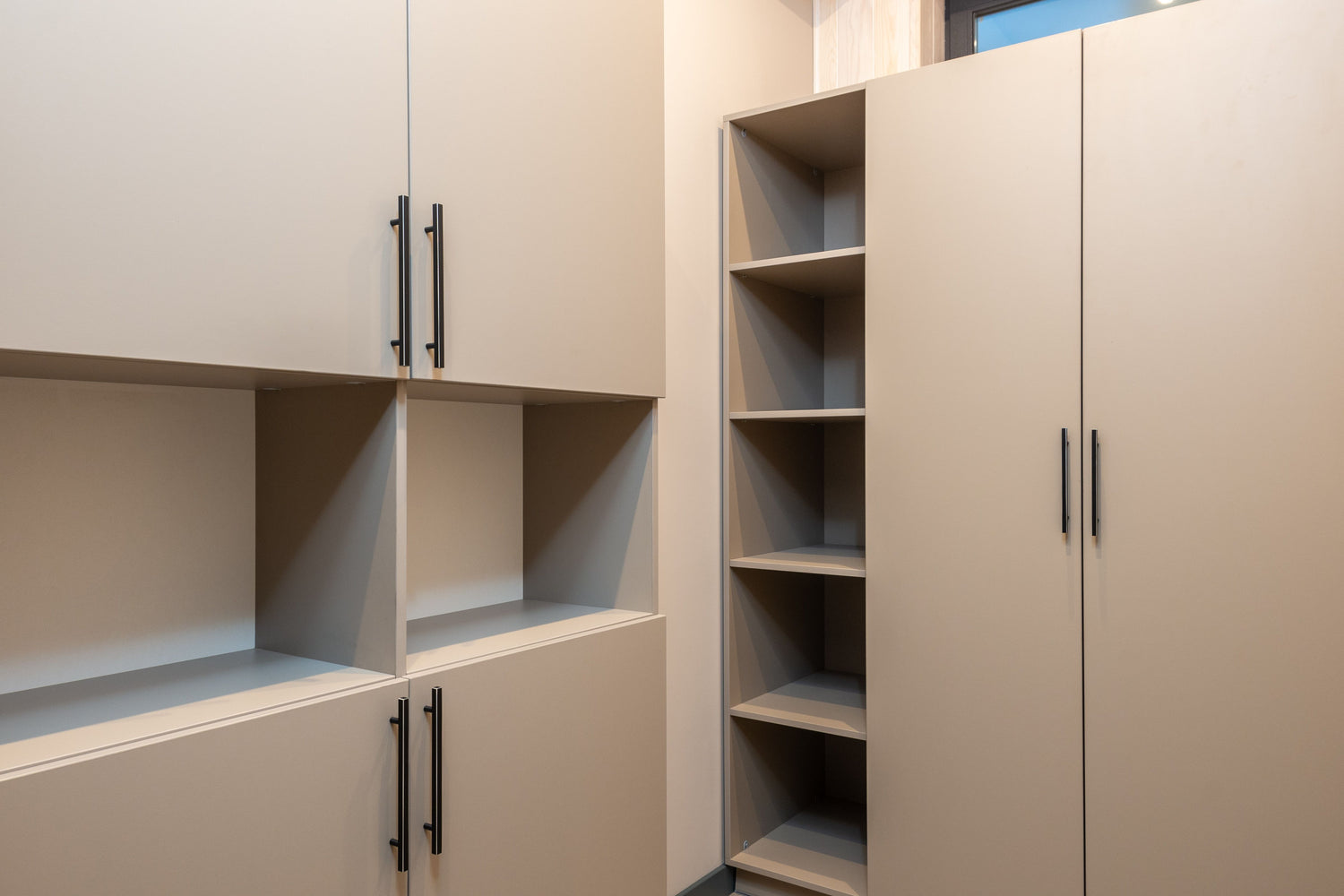Dressing minimaliste bien range